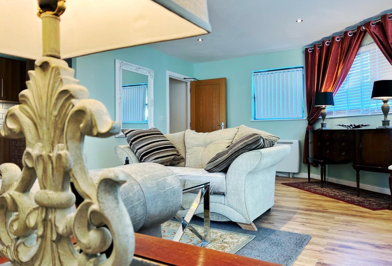 Retro Seaside Apt With Patio Swansea